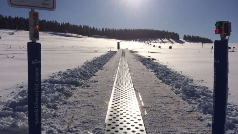 Nouveau tapis roulant sur les pistes de ski